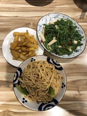 松露菇菇麵，炒青菜  at Lǜ Zhuàn Shí 綠饌食 in Kaohsiung