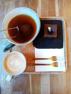 Thé, café et un financier au café at Be Nuts in Brussels