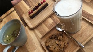 Cookie - chai latte - infusion sureau - gâteau chocolat  at Be Nuts in Brussels