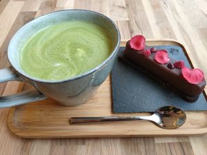 Matcha (oat) latte and a chocolate/raspberry cake at Be Nuts in Brussels