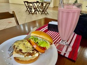 Burger e Nut Shake at Ovelha Verde in Goiania
