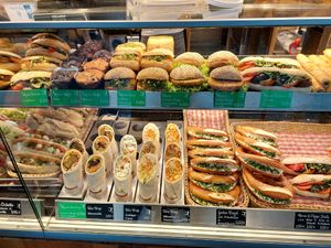 Green labels indicate vegan options (you find them at the right side of the counter) at Traffic Snack - Hauptbahnhof in Frankfurt