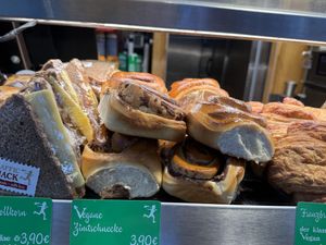 cinnamon rolls  at Traffic Snack - Hauptbahnhof in Frankfurt