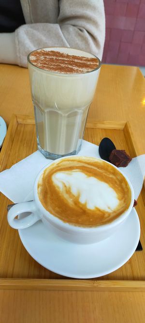 Chai latte and cappuccino with soymilk at Kato Gâteaux in Mechelen