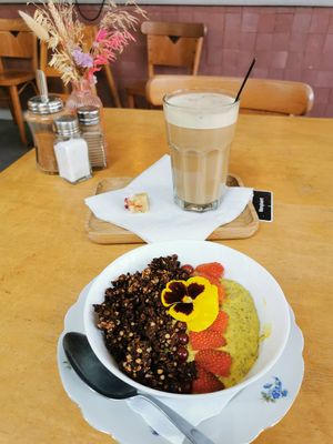 Chai latte + Chia pudding at Kato Gâteaux in Mechelen