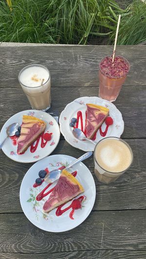 3 x vegan raspberry cheesecake 
Iced latte, latte with oatmilk and homemade lemonade  at Kato Gâteaux in Mechelen