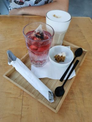 Latte & Rode Vruchten Thee at Kato Gâteaux in Mechelen