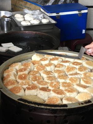 Pepper pies, radish cakes and fried buns being prepared   at Xiāng ShīFù Sù Shuǐ Jiān Bāo 香師傅素水煎包 - Maybe closed in Tainan