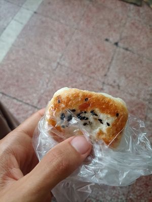 A bun at Xiāng ShīFù Sù Shuǐ Jiān Bāo 香師傅素水煎包 - Maybe closed in Tainan