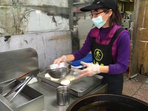 Making pan-fried buns at Xiāng ShīFù Sù Shuǐ Jiān Bāo 香師傅素水煎包 - Maybe closed in Tainan