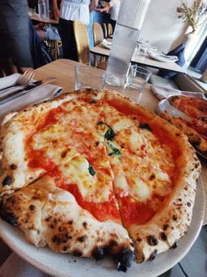 Got the marghertia with vegan cheese, it melts so well it was lovely. One of the best vegan cheeses I've had #Veganuary at Society Pizza Bar in Bondi Beach