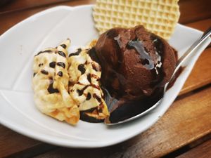 Warm apple dumplings with dark chocolate sauce and dark belgian chocolate ice cream at Mei Choi in Aachen