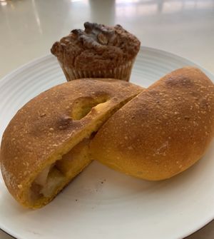 Freshly baked pumpkin bread and walnut muffin at Magic Monkey 悟空活菌茶 - WùKōng Huó Jūn Chá in Chishang