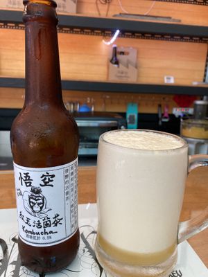 Pineapple kombucha (wait for it) at Magic Monkey 悟空活菌茶 - WùKōng Huó Jūn Chá in Chishang