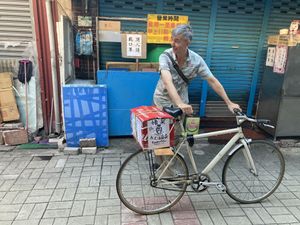 Kevin making a delivery by bike at Magic Monkey 悟空活菌茶 - WùKōng Huó Jūn Chá in Chishang
