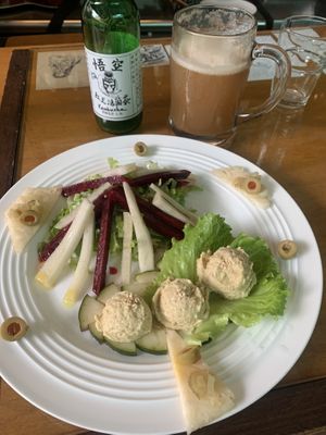 Veg salad with hummus, ginger kombucha  at Magic Monkey 悟空活菌茶 - WùKōng Huó Jūn Chá in Chishang
