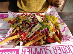 The garlic-chilli chick'n teller tray - tasty but a few too many dry chips at the bottom at Döner Summer in York