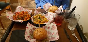 Tater Tots y Philly BBQ Burgers at Döner Summer in York