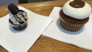 They exist in small and regular size. Left: vegan “cookies and cream” Right: regular at Crumbs & Doilies in London