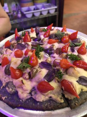 Sesame crust and hummus pizza  at La Masa Pizzería Conceptual in San Juan