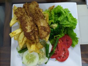 Bistec (seitán) con papas y ensalada at Matheos - Tacna in Piura