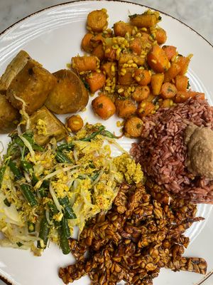 Yummy!! Around 15k per vegetable dish + 12k for the red rice at Dua Umalas in Kuta