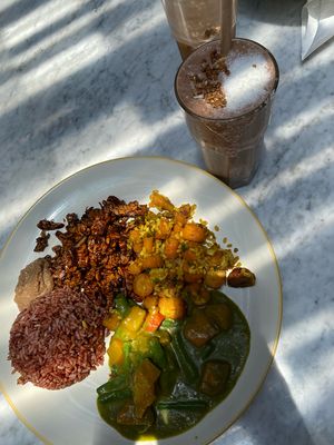 Smoothie + Lunch (Puik&choose from the buffet) at Dua Umalas in Kuta