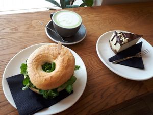 Bagel nr. 8 with matcha latte and vegan cake at Bread House in Torun