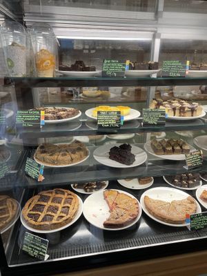 Mostrador de postres  at Paradise Food in Podgorica