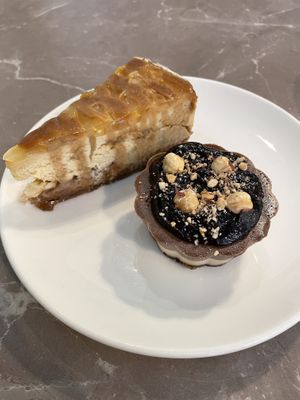 Cheesecake (amb poma a l’interior) i tarta ferrero  at Paradise Food in Podgorica