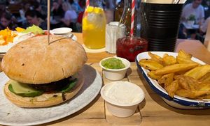 Veganer Cheeseburger mit Beilage   at Ma in Bremen