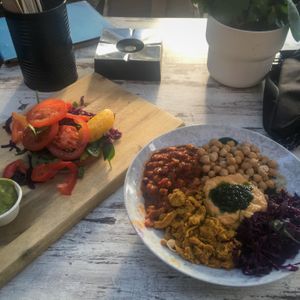Vegan shawarma bowl and avocado cream toast   at Ma in Bremen