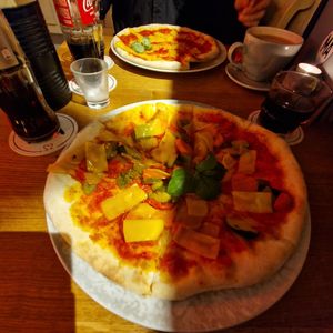 Pizza Margherita und Pizza mit Ofengemüse at Ma in Bremen