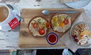 Breakfast bowl with hummus bread at Ma in Bremen