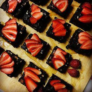 Rawnie (raw brownie) with strawberries and agave at Vegamundo in Gran Canaria