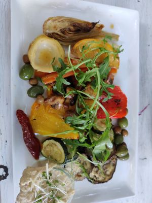 Vegan Antipasti + Hummus at Cafe Vreiheit in Cologne