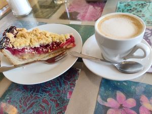 Vegan apple raspberry crumble + oat Cappuccino at Cafe Vreiheit in Cologne