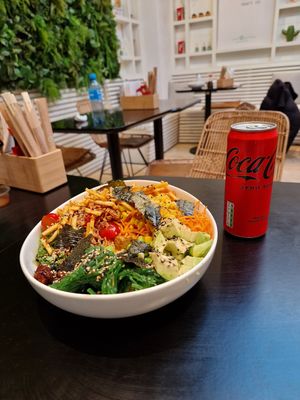 Bowl and coke at Poké Perfect - Nieuwendijk in Amsterdam