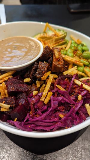 Tempeh poke bowl at Poké Perfect - Nieuwendijk in Amsterdam