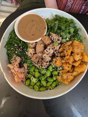 Poke bowl with tofu and miso tahini sauce at Poké Perfect - Nieuwendijk in Amsterdam