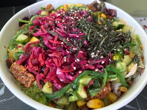 Sticky tempeh bowl with some seaweed salad added at Poké Perfect - Nieuwendijk in Amsterdam
