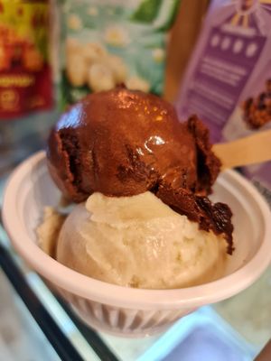 Dark Chocolate 🍫 & D24 Durian ~ 7/8/22 at Mong Cha Cha Cafe 夢茶茶 in Central Singapore