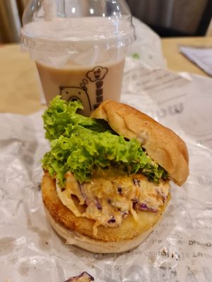 Chilli Crab Burger ~ 27/8/22 at Mong Cha Cha Cafe 夢茶茶 in Central Singapore