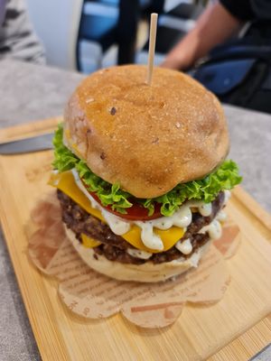 Double cheese double patties burger ~ 19/10/22 at Mong Cha Cha Cafe 夢茶茶 in Central Singapore