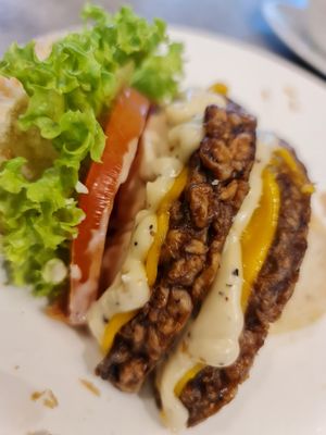 Awesome burger ~ 19/10/22 at Mong Cha Cha Cafe 夢茶茶 in Central Singapore