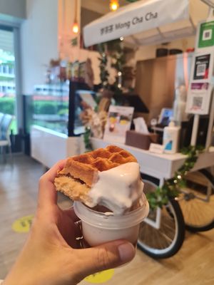 Waffle with yogurt 😋 👌🏻 😍 ~ 16/11/22 at Mong Cha Cha Cafe 夢茶茶 in Central Singapore