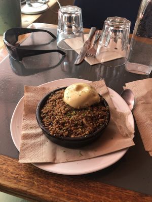 Crumble chocolat, myrtille, banane  at Sesame in Chamonix-mont-blanc