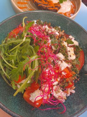 Ensalada vegana con queso vegetal at Sesame in Chamonix-mont-blanc