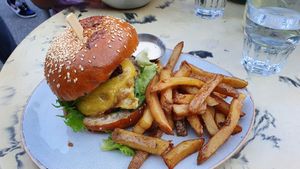 Vegan burger with vegan cheese and sun-dried tomatoes. Fries and homemade aioli on the side. 🤤 at Sesame in Chamonix-mont-blanc