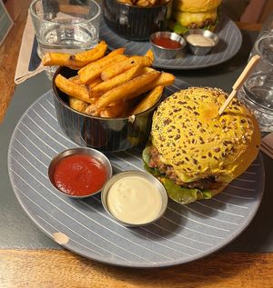 Burger with fries and aioli   at Sesame in Chamonix-mont-blanc